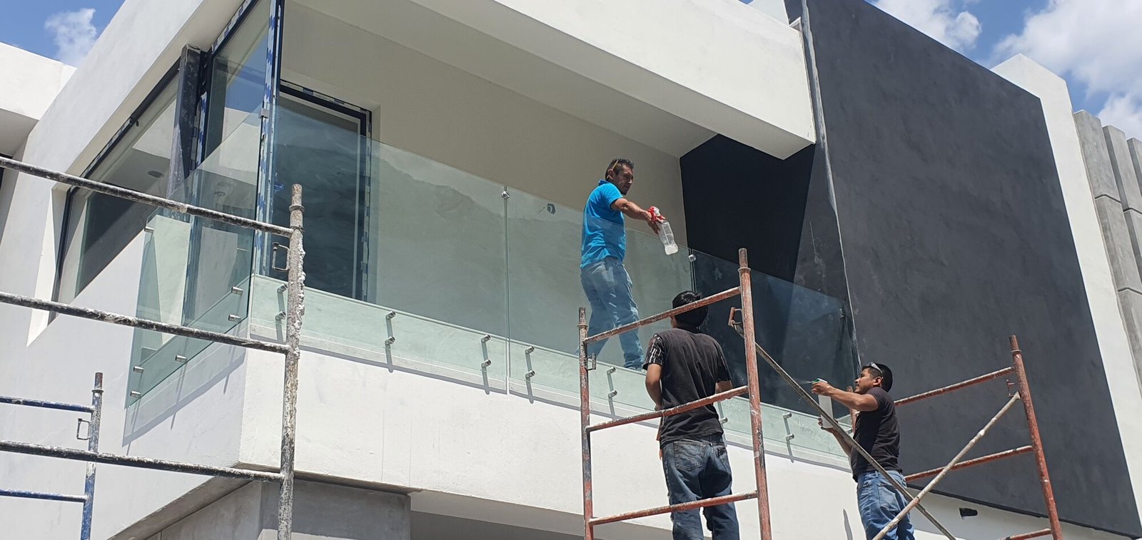 Instalación especializada de barandal de cristal templado