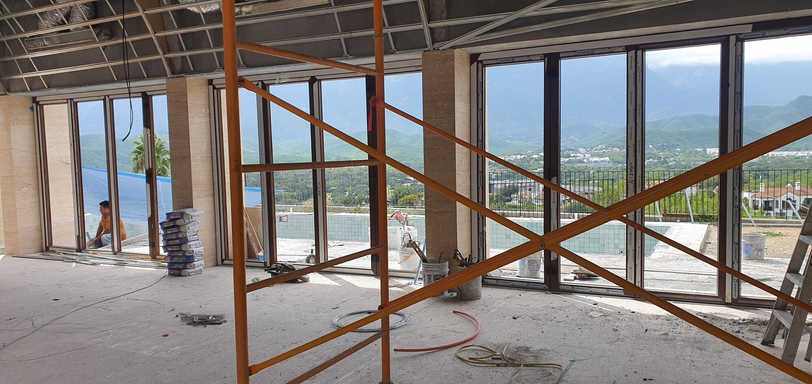 Montaje de ventanería de gran formato en obra residencial