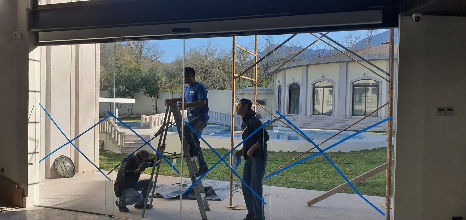 Equipo EUROHAUS durante instalación de cristal de gran formato