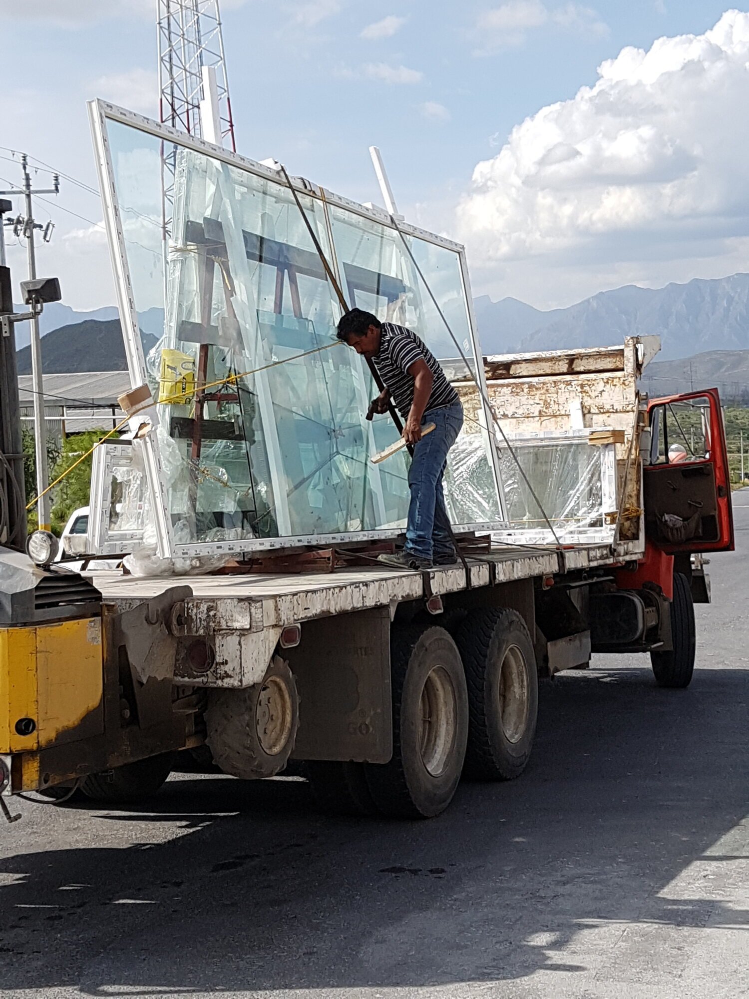 Maniobra especializada para transportar cristales de gran formato