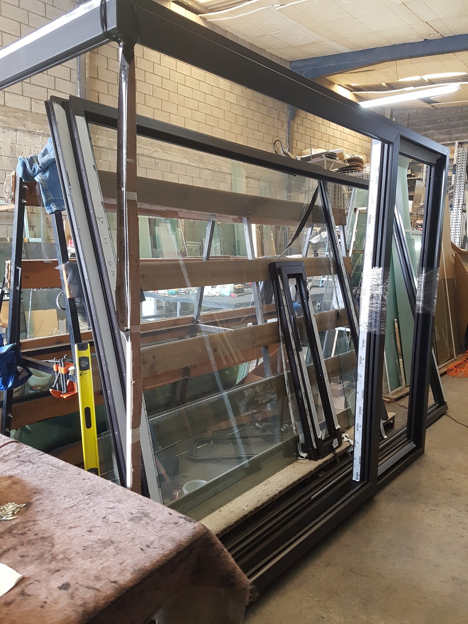 Preparación de ventanas y cancelería EUROHAUS en taller