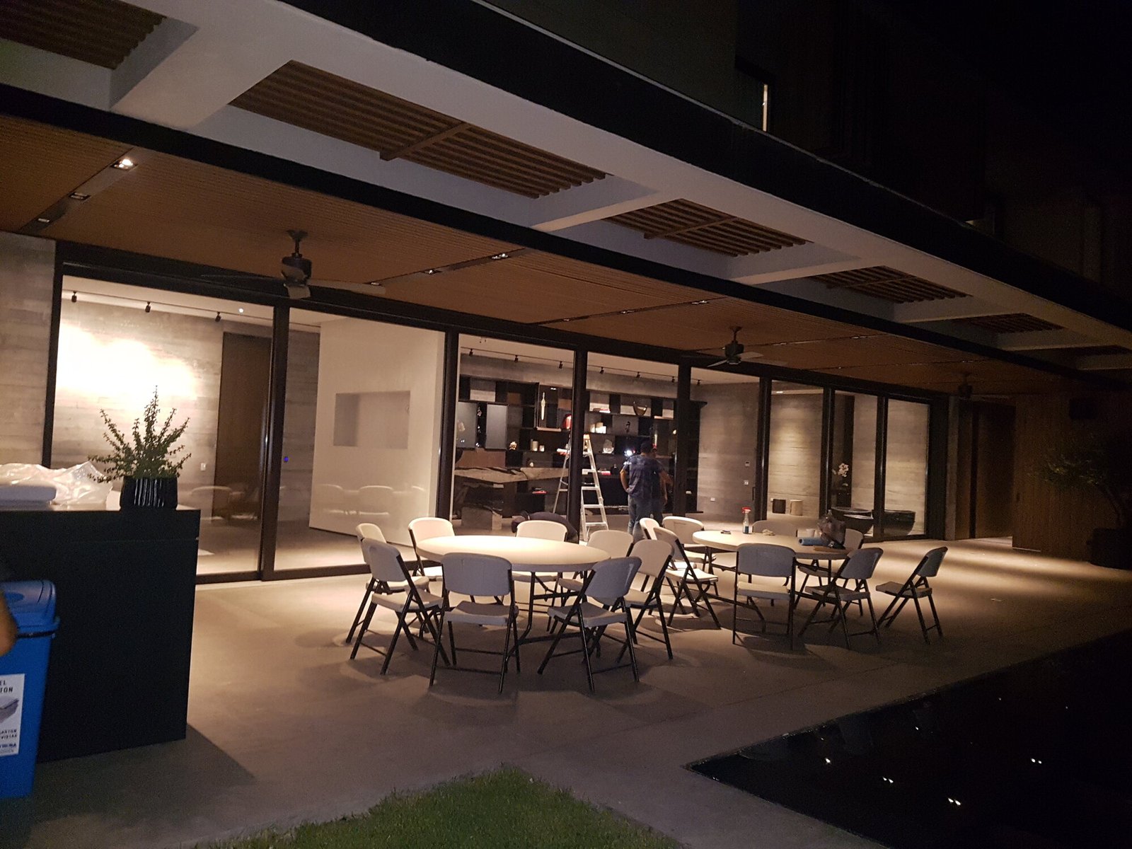 Terraza nocturna del proyecto El Pedregal con cancelería EUROHAUS