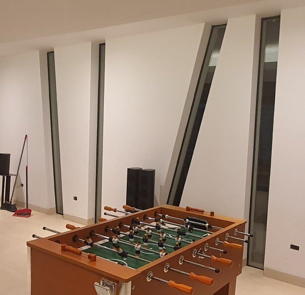 Casa San José en Saltillo con ventanería EUROHAUS y área social interior