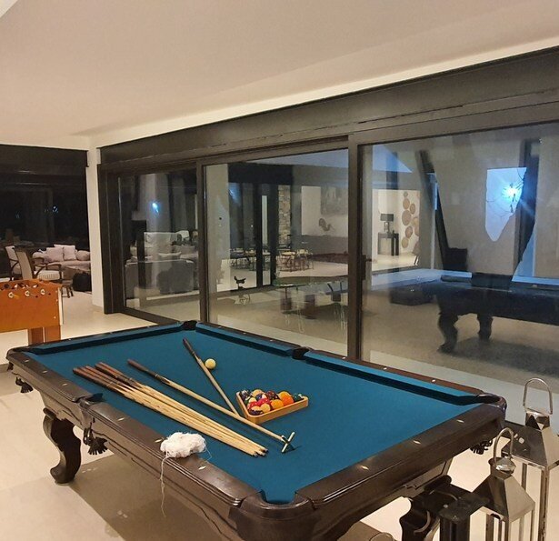 Área interior de Casa San José con amplios ventanales EUROHAUS