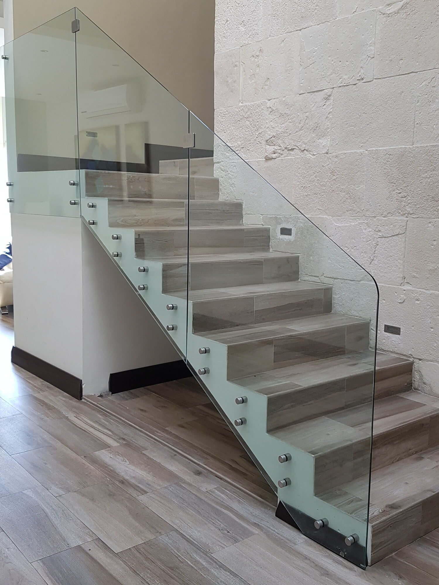 Detalle de ventanería del proyecto Palo Blanco en San Pedro