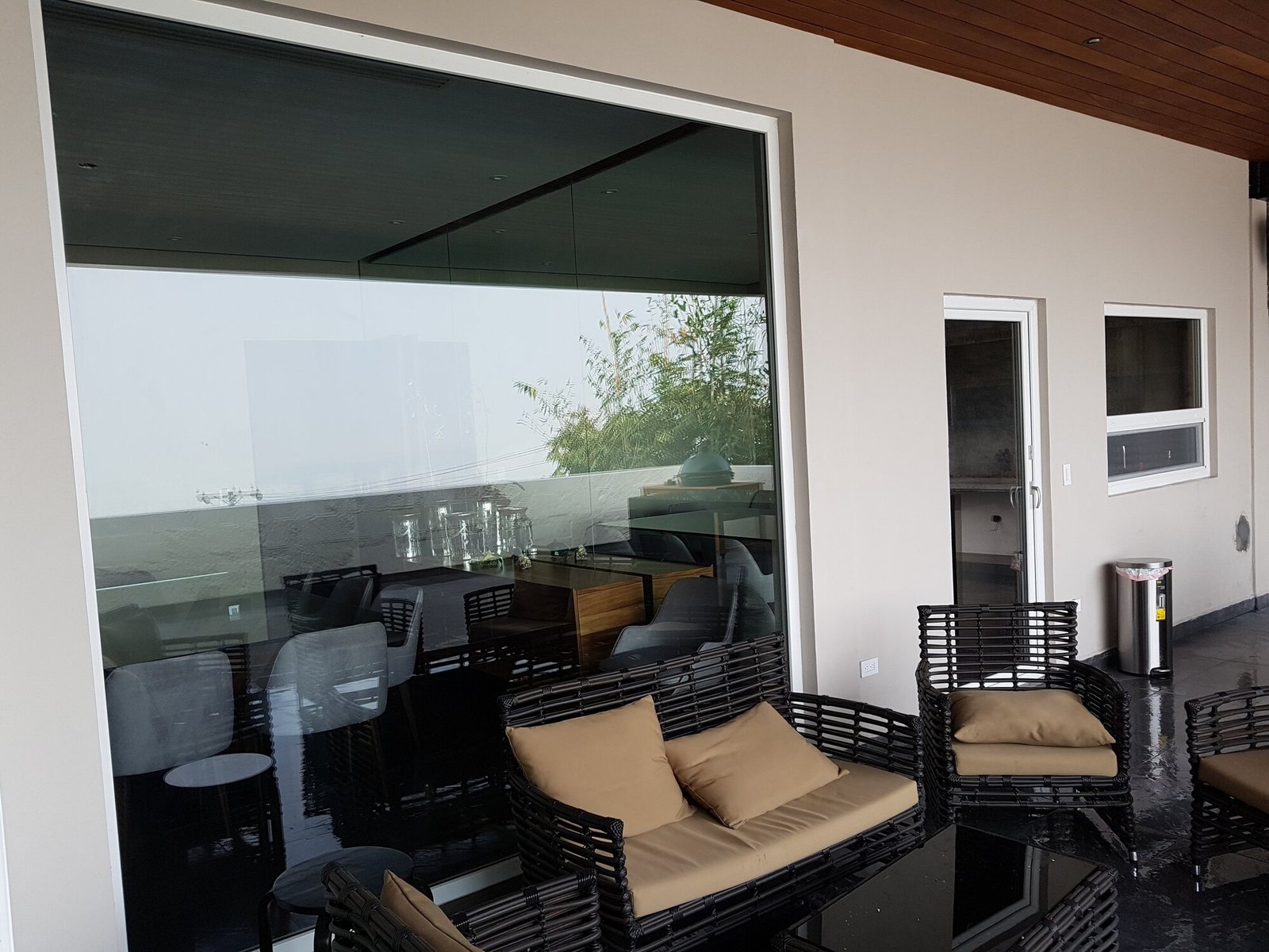 Interior de Villa Montaña con ventanería de gran formato